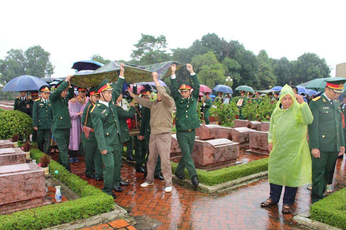 Các anh đã hóa thân vào đất mẹ thân yêu

